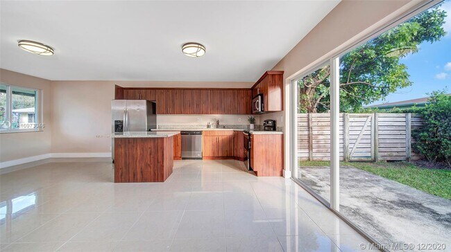Foto del edificio - 580 NE 150th St