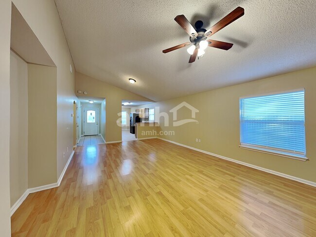 Foto del edificio - 3079 Wavering Ln