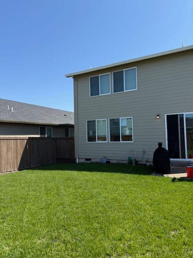 Foto del edificio - Gorgeous Custom Pet Friendly Four Bedroom ...