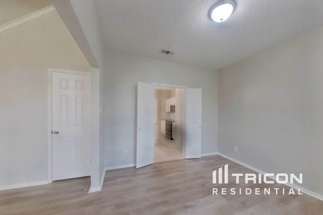 Foto del edificio - 589 Continental Dr