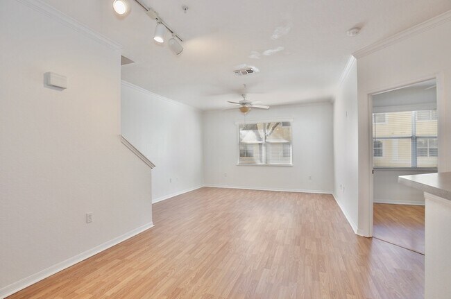 Building Photo - Beautiful 2/2 Three Story Condo with a Bon...