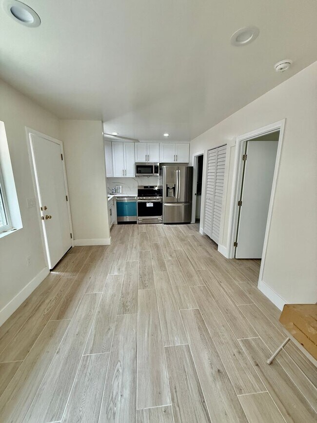Building Photo - 1185 Zircon St