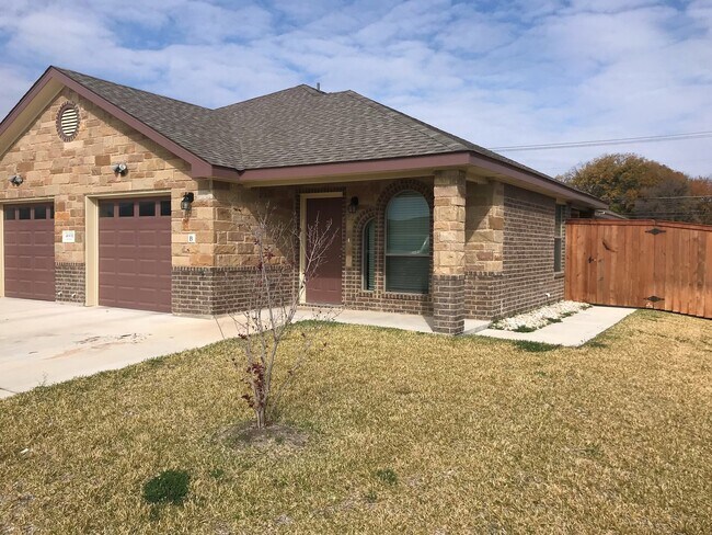 Building Photo - Beautiful 3 Bedroom, 2 Bath Duplex Near Cl...