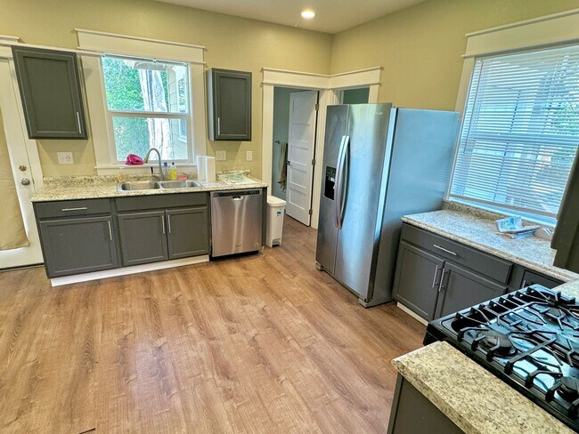 Foto del edificio - Portsmouth Neighborhood Updated 3-Story Ho...