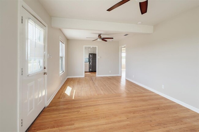 Building Photo - 127 Daisy Ln