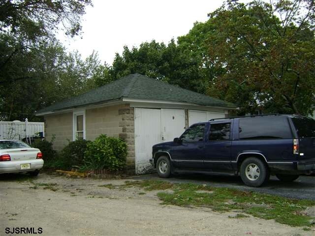 Building Photo - 109 S West Blvd