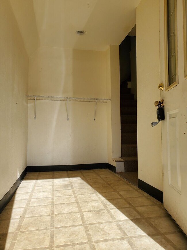 Foto del edificio - 2nd Story 2 bedroom 1 Bath Duplex- Blocks ...