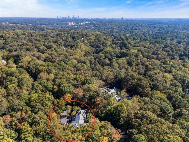 Foto del edificio - 2485 W Wesley Rd NW