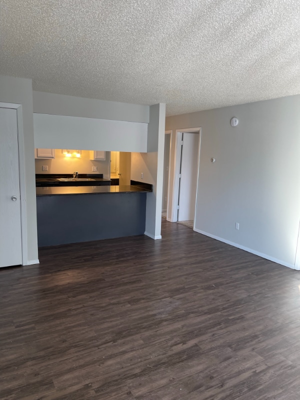 Photo - 633 S Dodge St Apartment