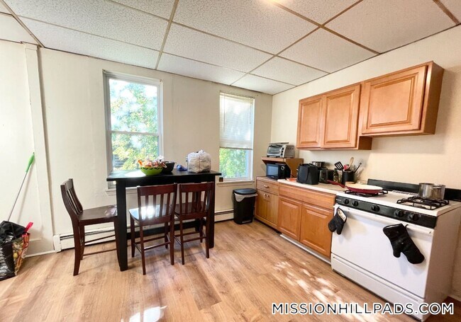 Foto del edificio - 1572 Tremont St