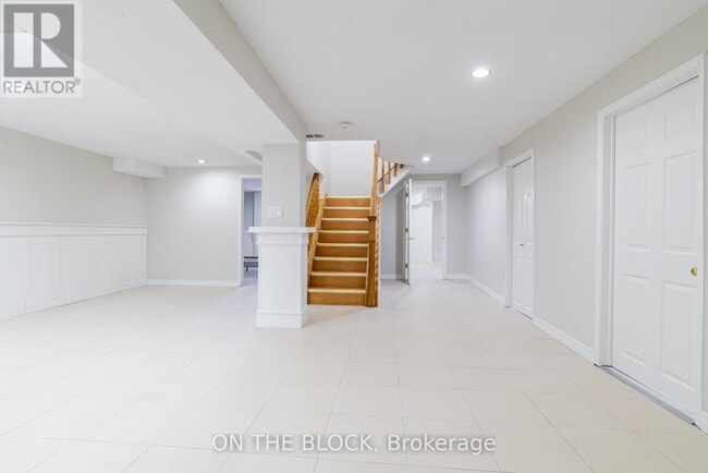 Building Photo - 409 Silverthorne Crescent