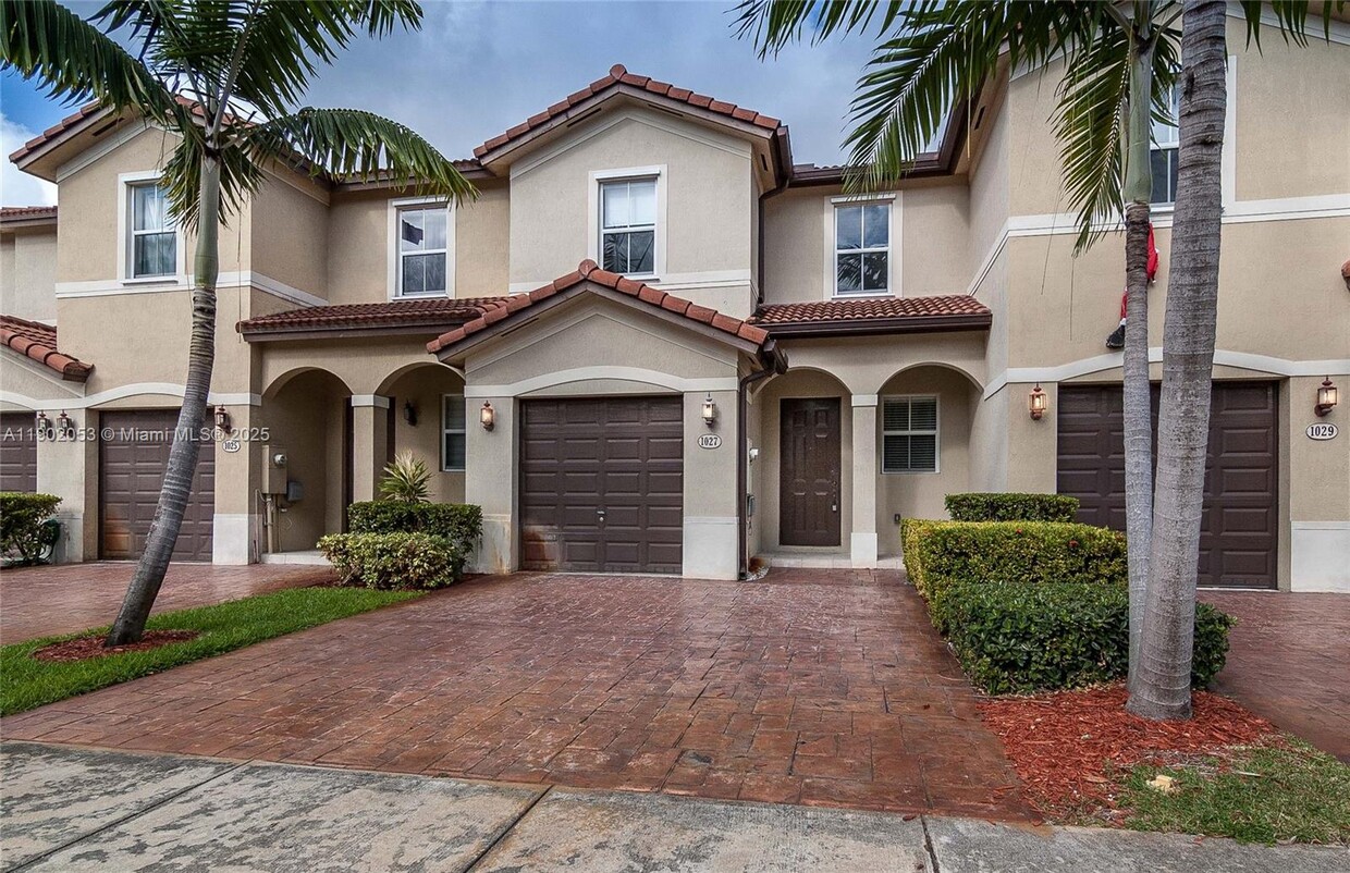 Foto principal - 1027 NE 207th St