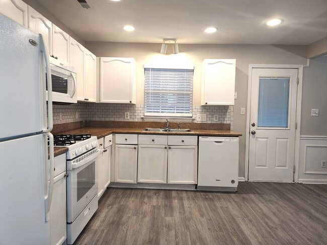 Building Photo - Pristine, 4 bed, 2.5 bath Home Located in the Southbridge Forest Community!