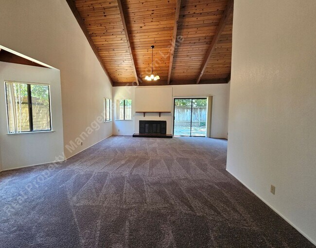 Building Photo - Spacious 3 bedroom 2.5 bath in South Davis