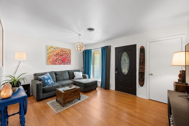 Foto del edificio - 2702 Little John Ln