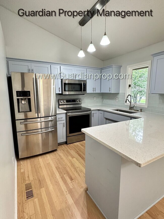 Foto del edificio - Maple Grove Split Level Home, Fenced Yard, 2 Car Garage, Dishwasher, W/D