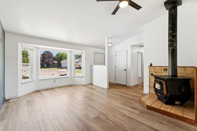 Building Photo - 5591 N Marlboro Ave