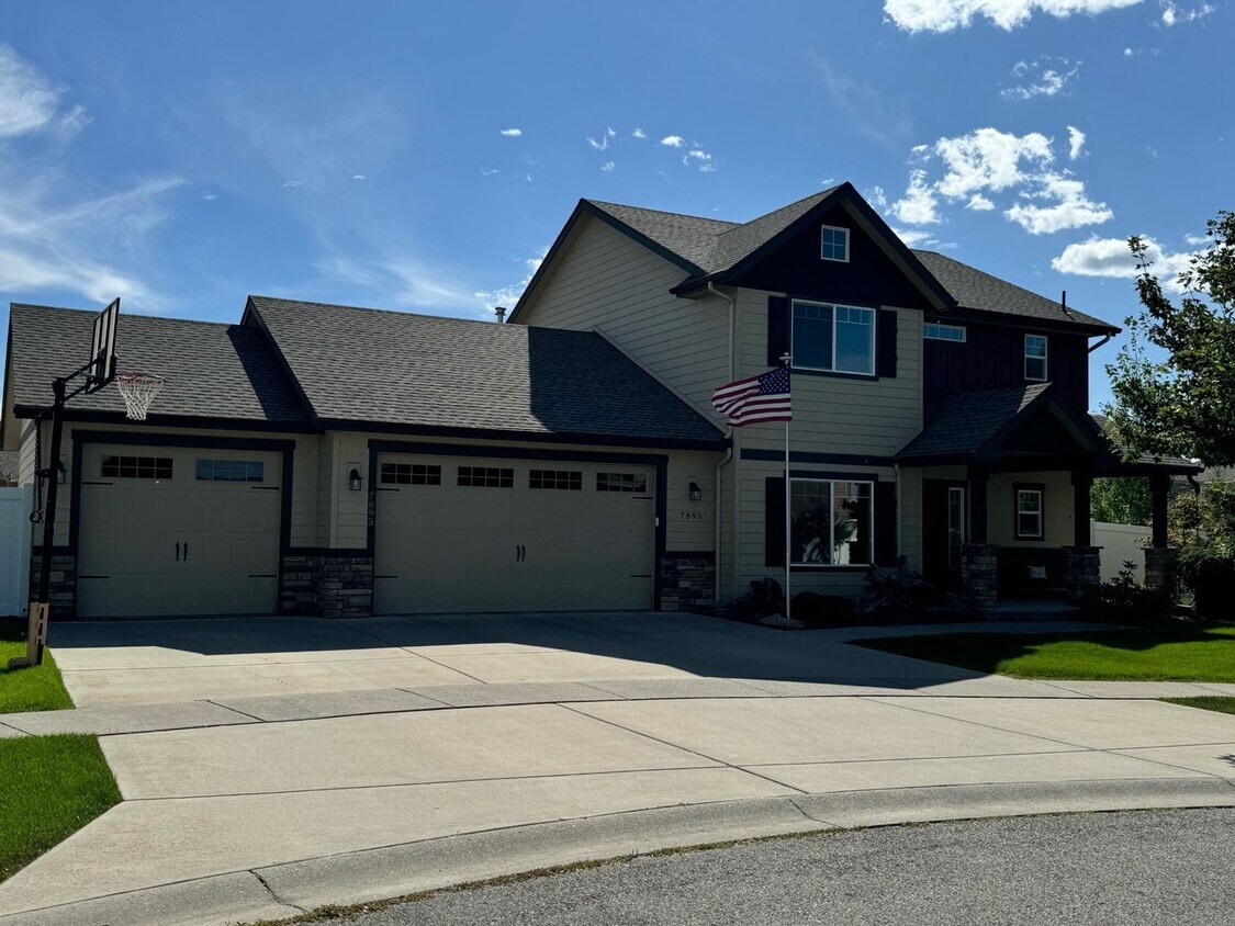 Primary Photo - Beautiful Home in the Landings