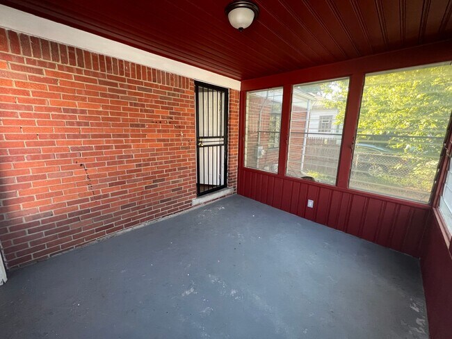 Foto del edificio - Beautiful 3 Bed, 2 Bath Brick Bungalow wit...