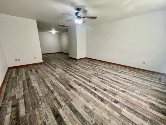 Building Photo - 3027 N Pickwick Ave