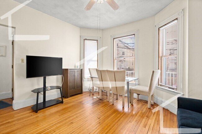 Foto del edificio - Huge one bed one bath in Brighton...