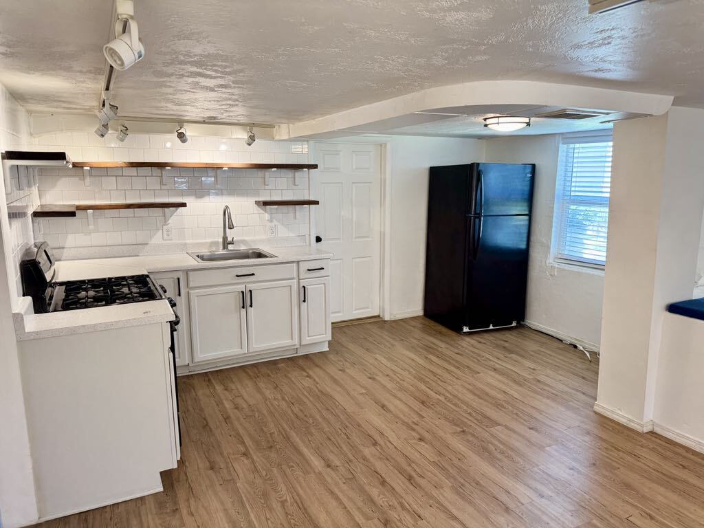 Primary Photo - "Charming 2-Bed Apartment with ALL UTILITI...