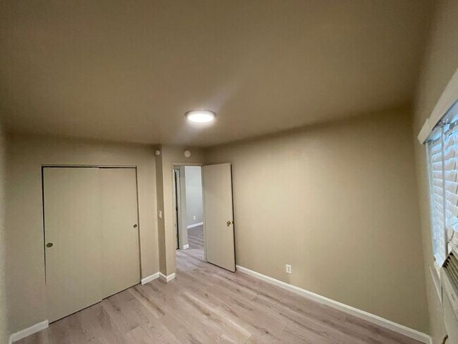 Foto del edificio - 430 E 8th St