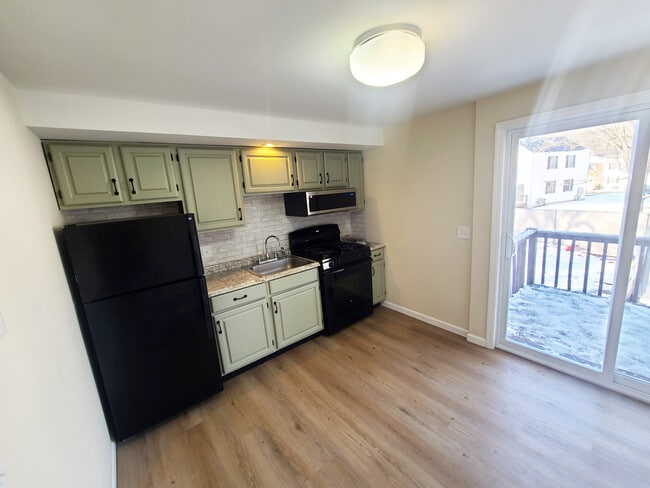 Eat-in Kitchen - 137 Long Hill Ave