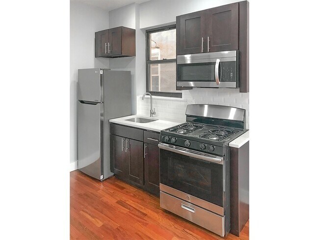 Foto del edificio - 585 Snediker Ave