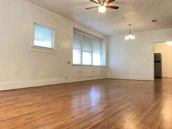 Building Photo - 9160 White Oak Dr