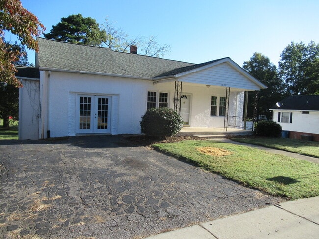 Building Photo - Check out this beautifully renovated white...