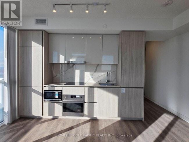 Photo du bâtiment - 8 Interchange Wy