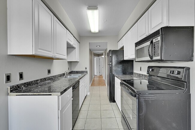 Foto del edificio - $1,650.00 - 2 Bedrooms, 1.5 Bathrooms Condo in Aurora with Cozy Fireplace!