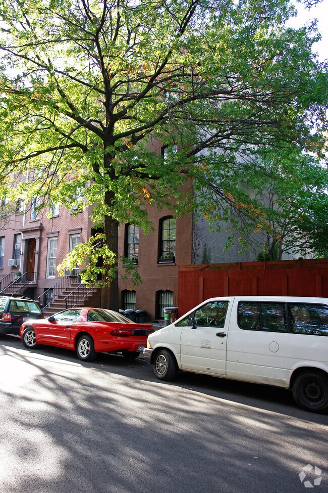 Building Photo - 122 Amity St