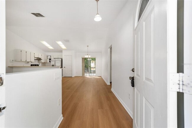 Foto del edificio - 7184 Hemlock Loop