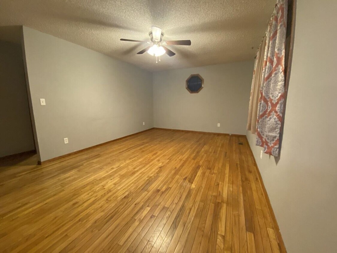 Foto del edificio - 3  Bed 1 Bath - Coming Soon!