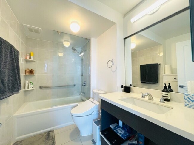 Foto del edificio - FURNISHED 1 Bedroom, 1 Bathroom, 1 Parking...