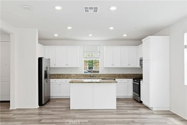 Building Photo - Great 3 bed 3 bath home