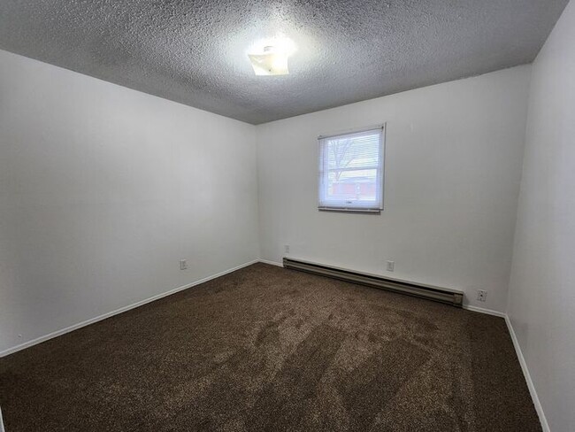 Building Photo - 2 Bedroom Apartment Close to Mall