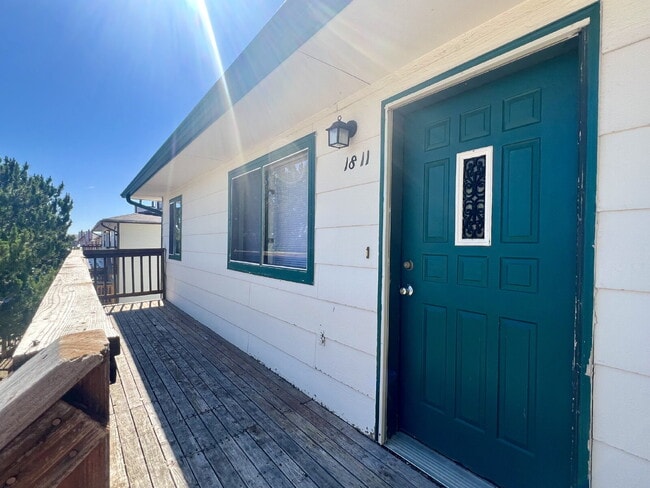 Building Photo - Upper level two bedroom, one bathroom clos...