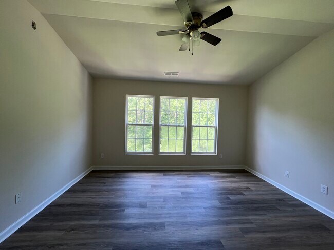 Building Photo - 204 Walnut Woods Dr