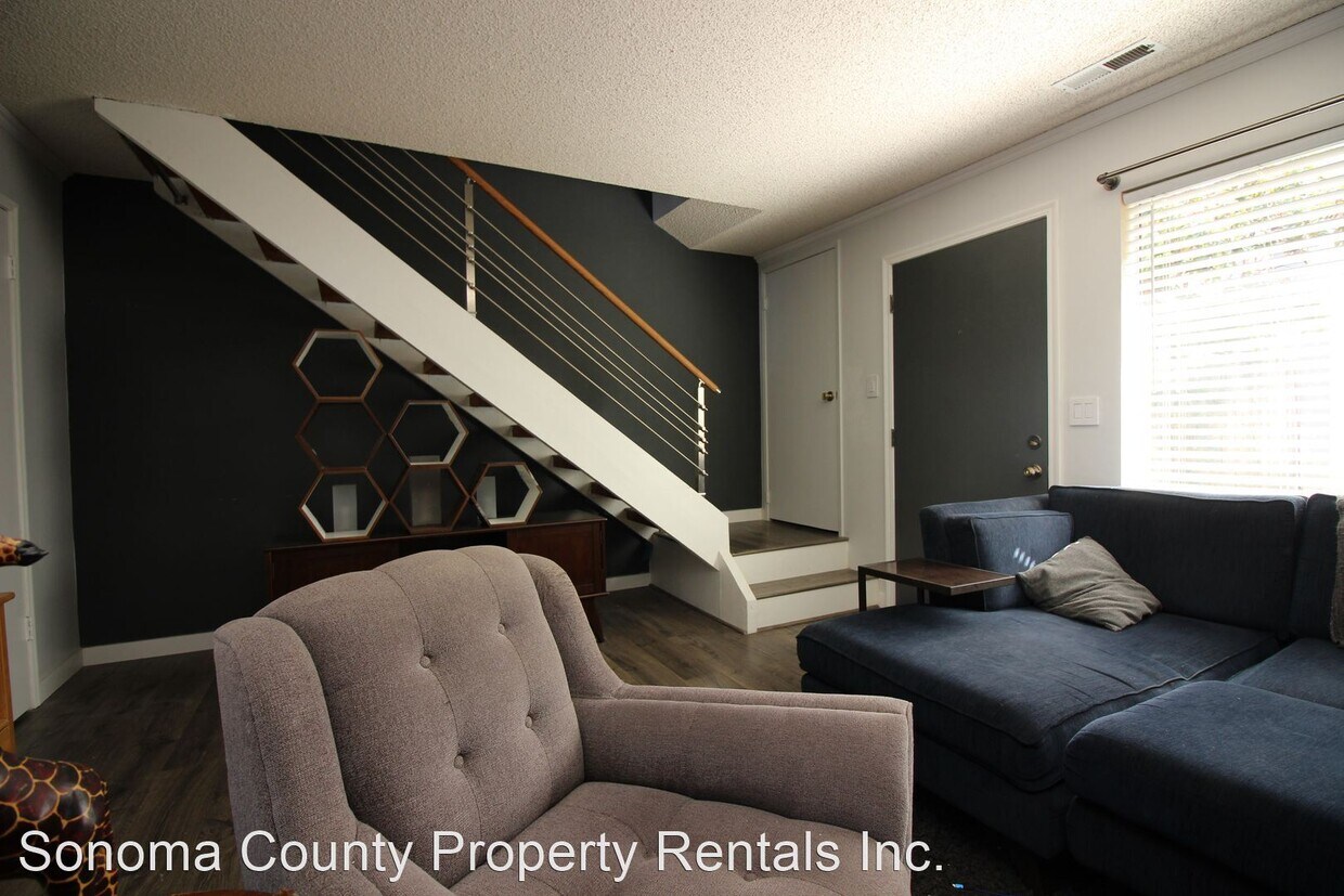Primary Photo - 2 br, 1.5 bath House - 380 Gate Way
