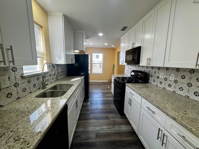 Building Photo - 603 E Alameda St