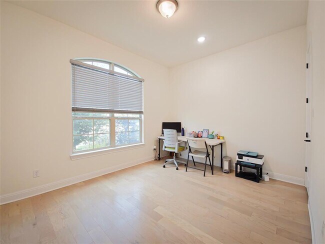Building Photo - 813 Sunny Ridge Dr