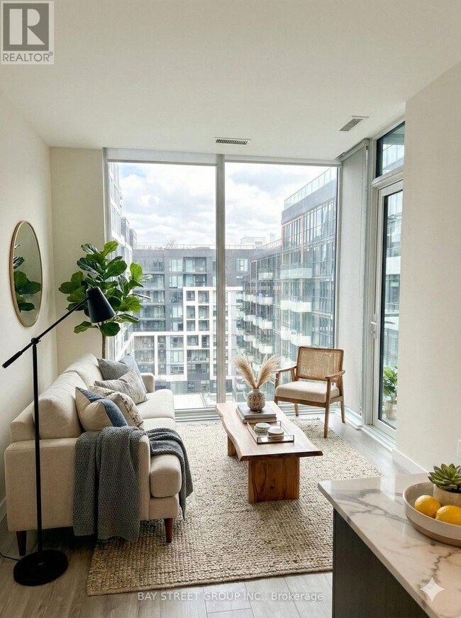 Building Photo - 576 Front St W