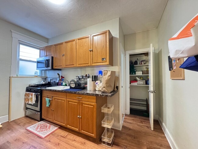 Building Photo - Charming 2BR in East Rock | Hot Water Included | Walk to Yale & SOM