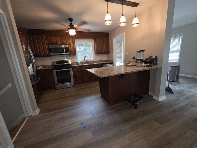 Foto del edificio - Renovated Kitchen, 3 BR / 3 BH home in Terry Sanford Area!