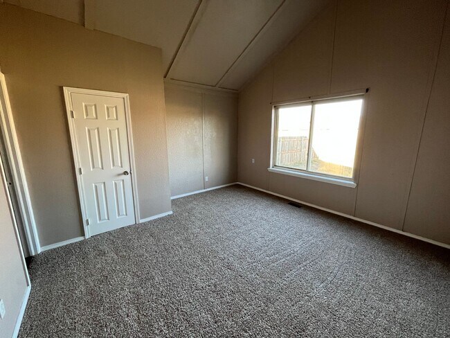 Building Photo - 2 bedroom, 1.5 bathroom in Sperry