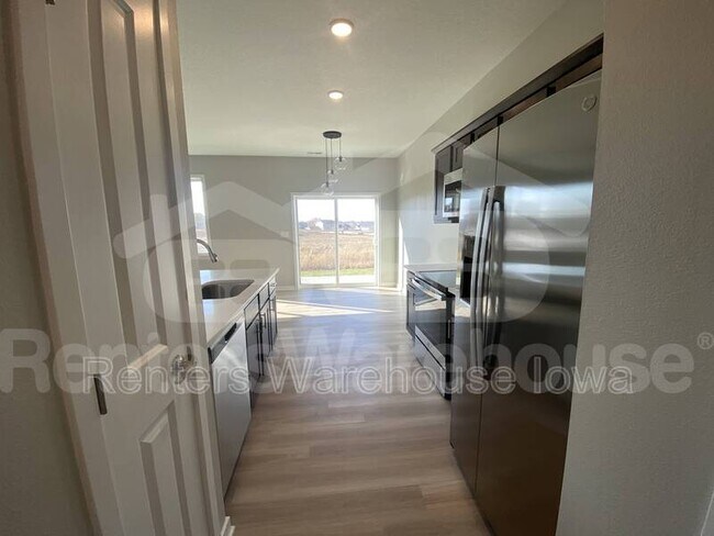 Building Photo - 7000 Lake Hill Dr