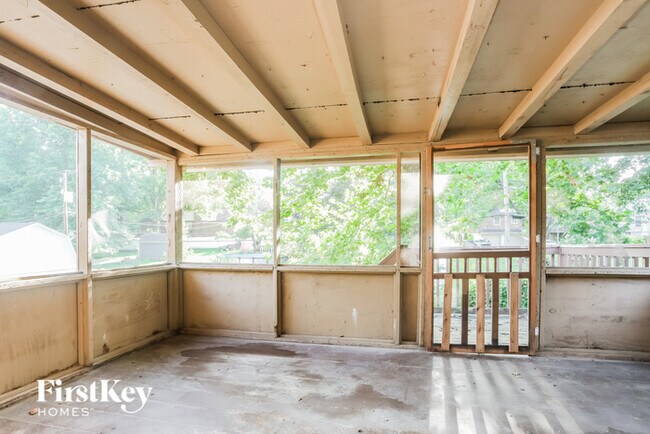 Building Photo - 706 N Redwood Dr